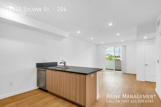 14333 Sylvan St in Van Nuys, CA - Foto de edificio - Building Photo