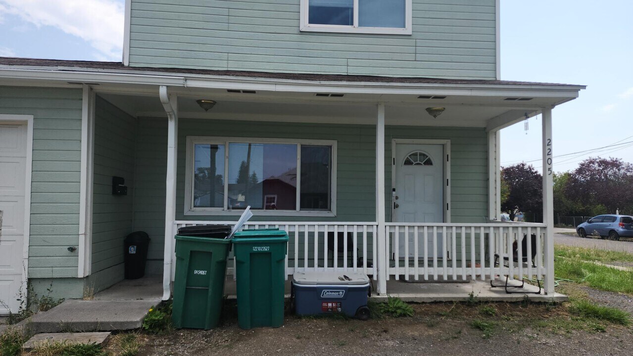 2205 Oak Ave in Klamath Falls, OR - Building Photo