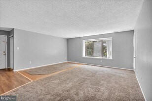 5512B Aberdeen Dr in Mount Laurel, NJ - Building Photo