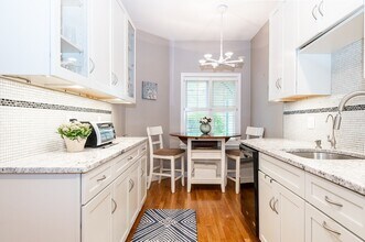 178 Bishops Forest Dr in Waltham, MA - Foto de edificio - Building Photo