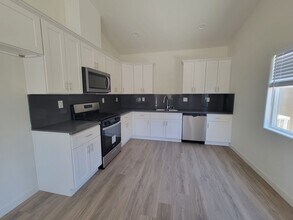 8618 Grandy St-Unit -8618 Grandy St Unit A in Bakersfield, CA - Building Photo - Building Photo