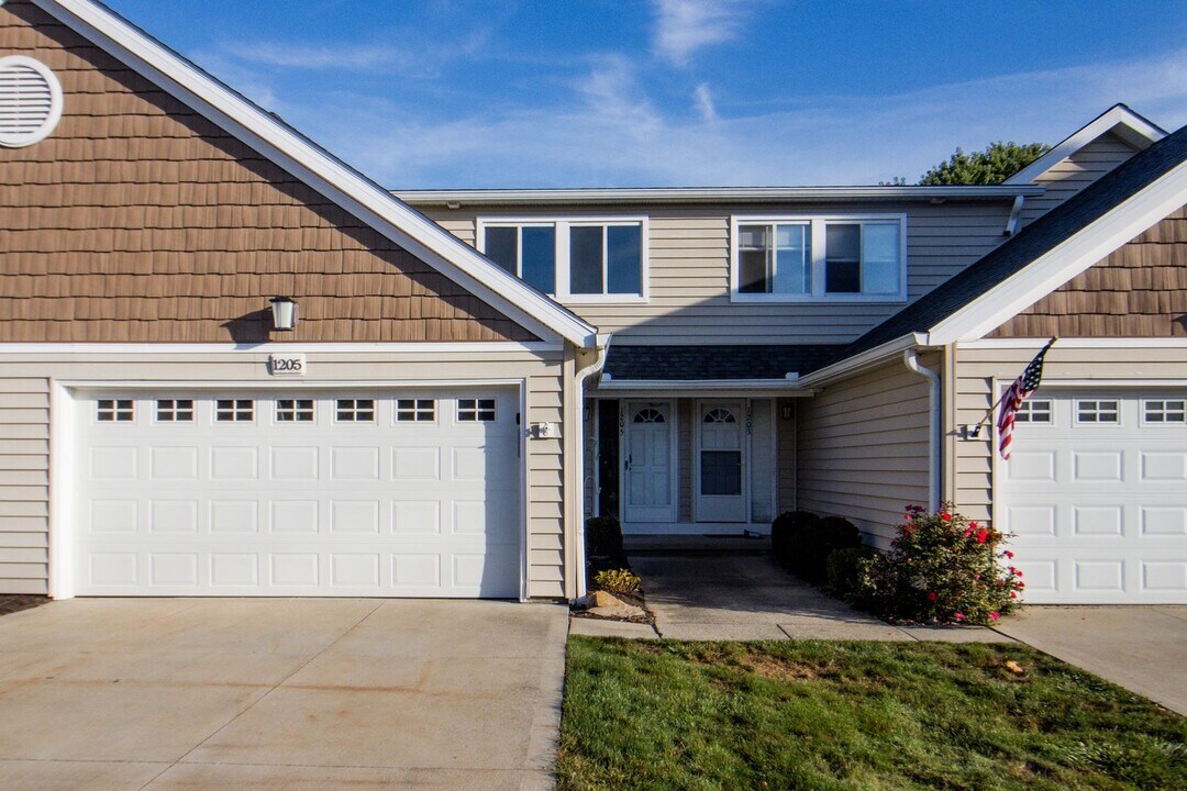 1205 Canyon View Rd in Northfield, OH - Building Photo