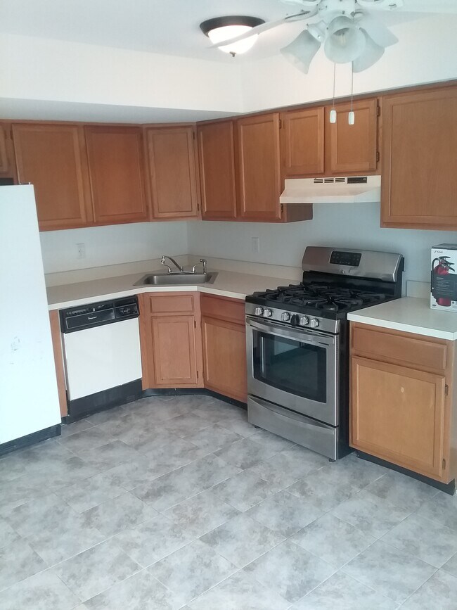 1074 Sawmill Rd in Wall Township, NJ - Foto de edificio - Building Photo