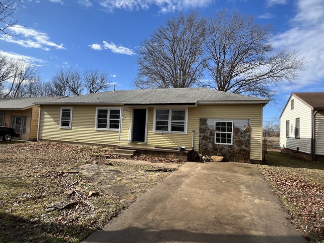 911 S Dewey Ave, Unit drr apartment in Bartlesville, OK - Foto de edificio - Building Photo