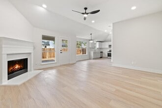 1006 Cottonbowl Dr in Taylor, TX - Foto de edificio - Building Photo