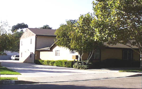 10725 Memory Park Ave in Mission Hills, CA - Foto de edificio