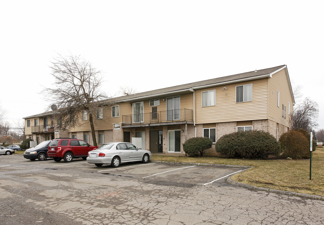 Amber's Maple Apartments in Clawson, MI - Building Photo