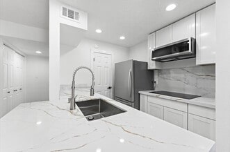 17331 Red Oak Dr, Unit 14 in Houston, TX - Building Photo - Building Photo