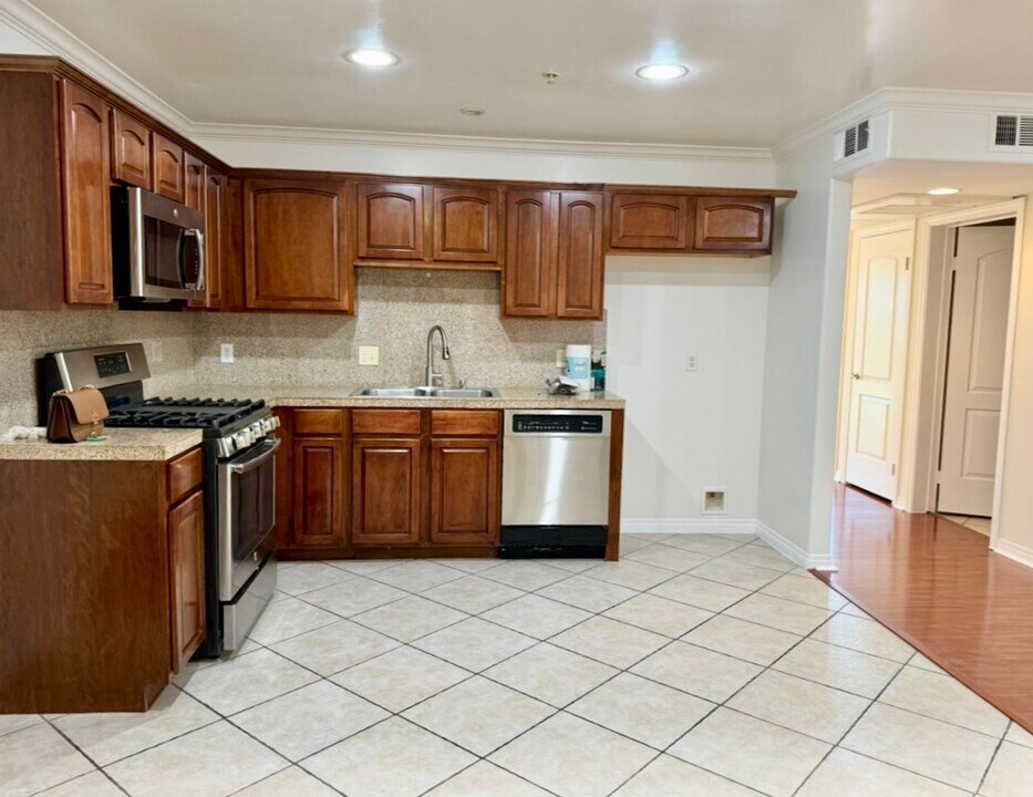13525 Vanowen St in Los Angeles, CA - Building Photo