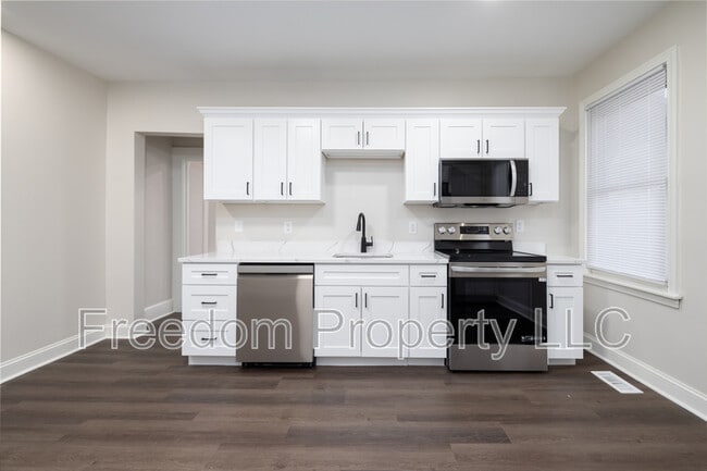 120 Whiting St in Plainville, CT - Building Photo - Building Photo