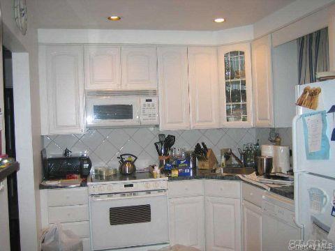 75 Searingtown Rd in Albertson, NY - Building Photo - Building Photo