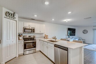 5007 Woods Edge Cir in Riviera Beach, FL - Building Photo - Building Photo