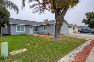 9855 Douglas Ave, Unit A in Delhi, CA - Building Photo