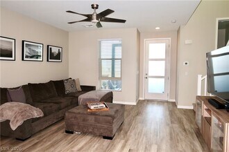 572 Pear Lake St in Las Vegas, NV - Building Photo - Building Photo