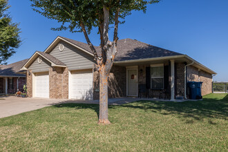 Cottage Park Newcastle in Newcastle, OK - Foto de edificio - Building Photo