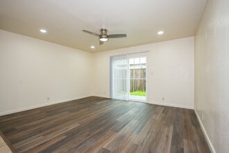 The Townhouse Apartments in Fairfield, CA - Building Photo - Interior Photo