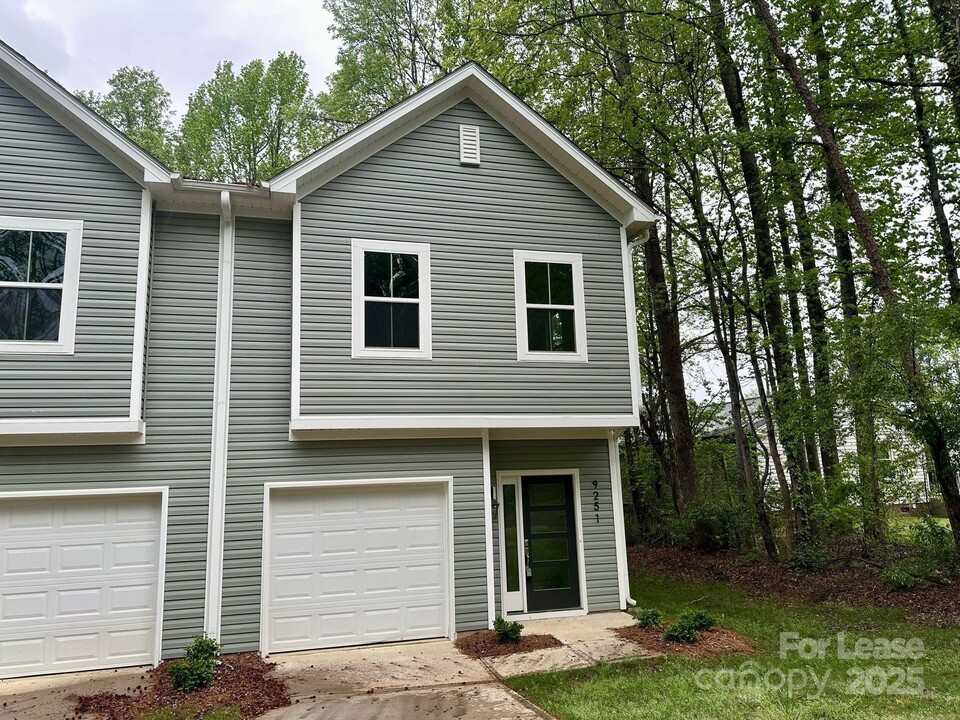 9251 Eleanor Dr in Charlotte, NC - Building Photo