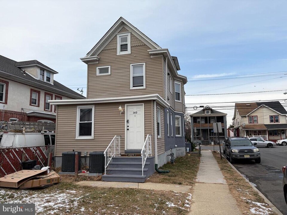 1419 Hamilton Ave in Trenton, NJ - Building Photo