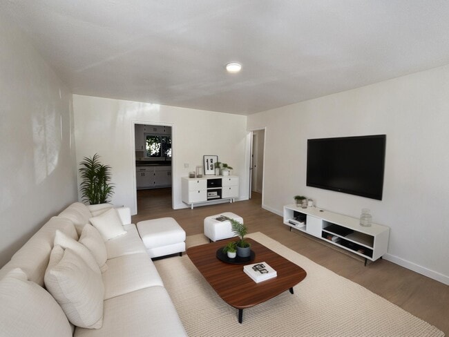 6817-6819 N Figueroa St