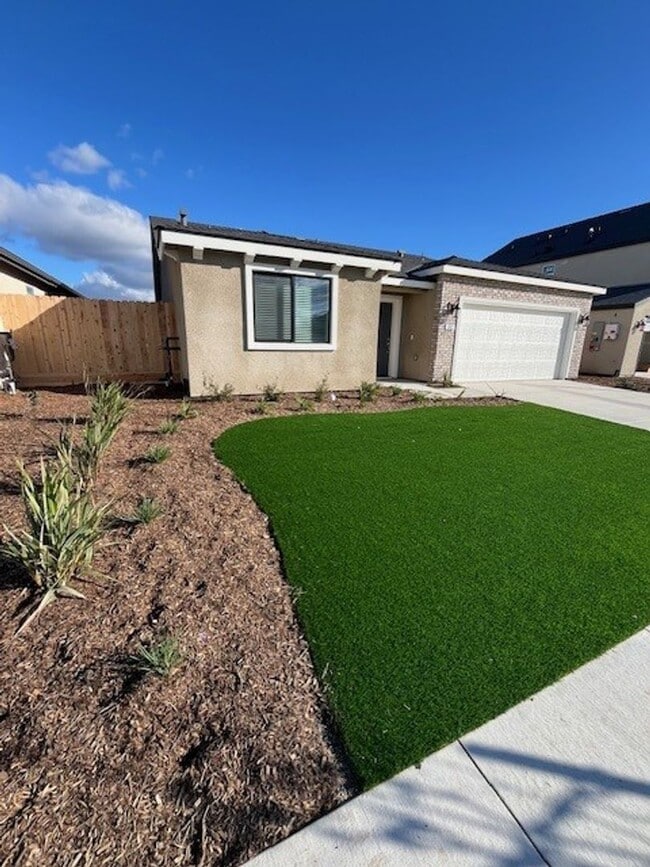 302 N OMalley Ct in Visalia, CA - Building Photo - Building Photo