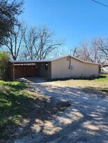 202 W Martin Ave in Comanche, TX - Building Photo