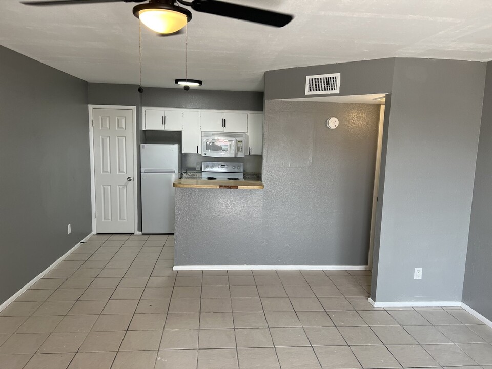 525 E Peppertree Ave-Unit -Unit 2 in Apache Junction, AZ - Building Photo