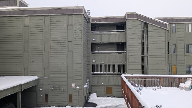 2201 Romig Pl in Anchorage, AK - Foto de edificio - Building Photo