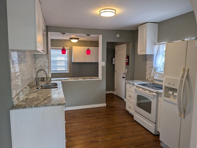 1909 E 99th Ave in Tampa, FL - Foto de edificio - Building Photo