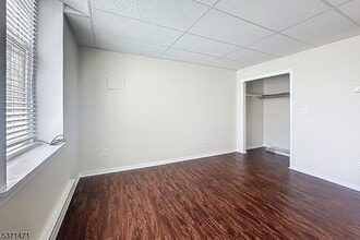 28 W Blackwell St-Unit -2 in Dover, NJ - Foto de edificio - Building Photo