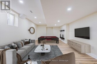 854 Yates Dr in Milton, ON - Building Photo - Building Photo