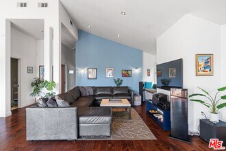 2464 Glyndon Ave in Los Angeles, CA - Building Photo - Building Photo