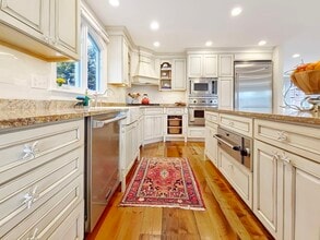 111 Shore Dr in Mashpee, MA - Building Photo - Building Photo