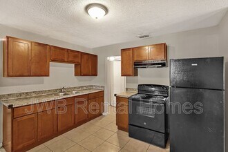 2338 Looking Glass Ln in Jacksonville, FL - Building Photo - Building Photo