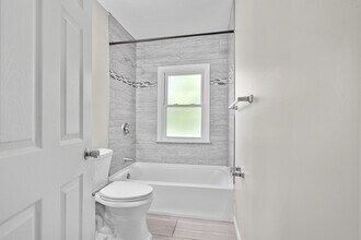 13748 Helen St in Southgate, MI - Building Photo - Building Photo
