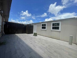 1905 Back Bay Dr in Galveston, TX - Building Photo - Building Photo