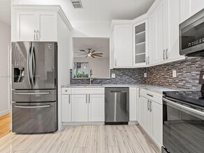 9032 NW 54th St in Sunrise, FL - Building Photo - Building Photo