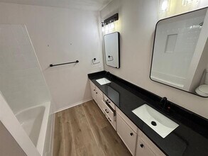 10530 Stone Canyon Rd in Dallas, TX - Building Photo - Building Photo