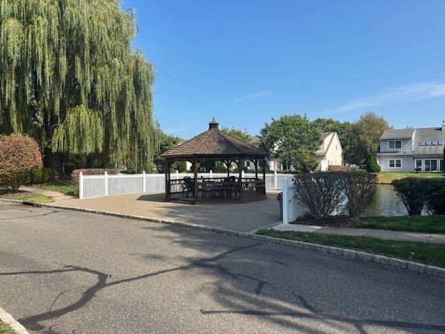241 Pond View Dr in Port Washington, NY - Foto de edificio - Building Photo