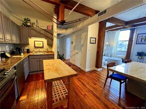 145 Canal St E in Shelton, CT - Foto de edificio - Building Photo