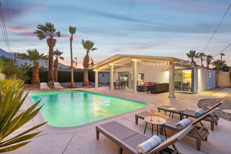 915 E Racquet Club Rd in Palm Springs, CA - Building Photo - Building Photo