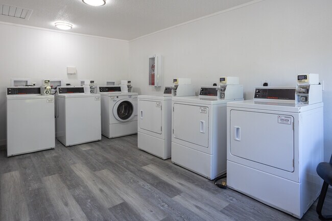 Royal Glen ~ Boutique Cottage Style Living Meets Hassle Free Leasing in Comstock Park, MI - Foto de edificio - Other