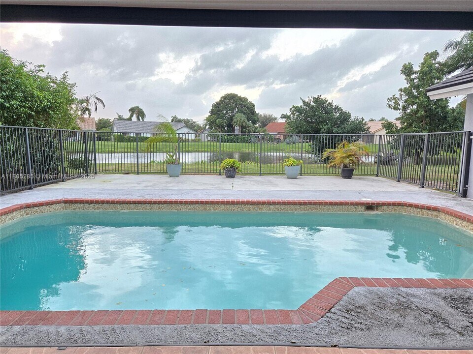 9431 Sun Pointe Dr in Boynton Beach, FL - Building Photo