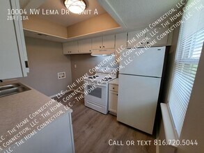 10004 NW Lema Dr in Parkville, MO - Building Photo - Building Photo