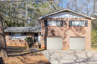 3927 Wildwood Lake Dr SW in Atlanta, GA - Building Photo