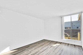 320 S Gramercy Pl, Unit 302 in Los Angeles, CA - Building Photo - Building Photo