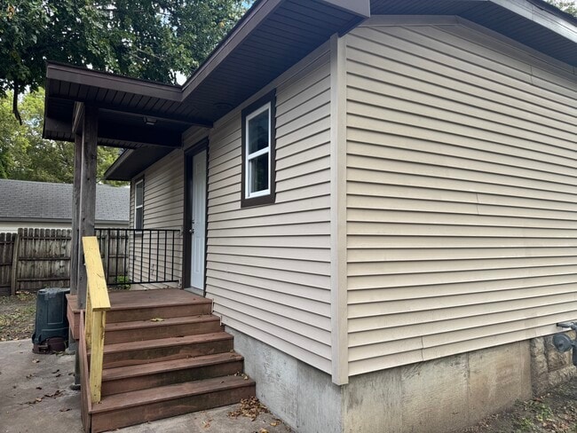 130 W 9th St in Newton, KS - Building Photo - Building Photo