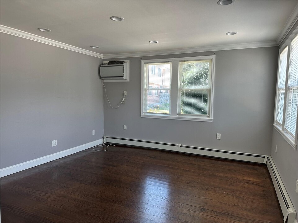 14 Wheeler Ave in Valley Stream, NY - Building Photo