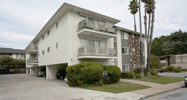 1300 Palos Verdes Dr in San Mateo, CA - Foto de edificio - Building Photo