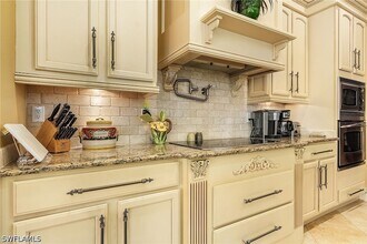 540 Snell Ct in Marco Island, FL - Foto de edificio - Building Photo