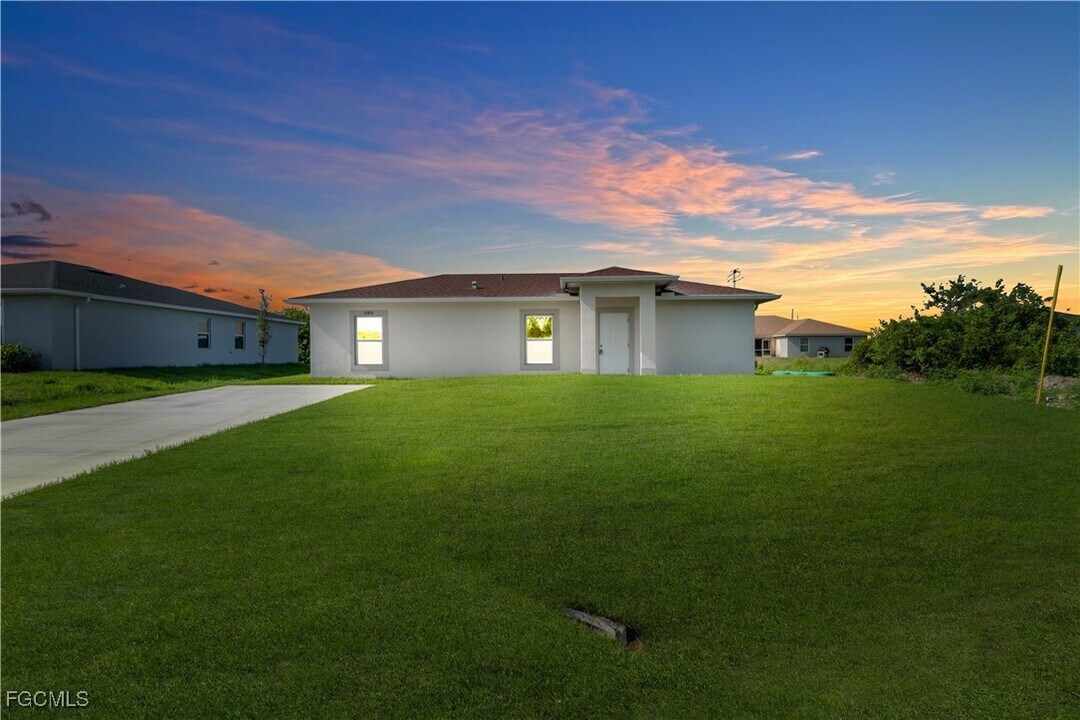 3819 3rd St W in Lehigh Acres, FL - Building Photo